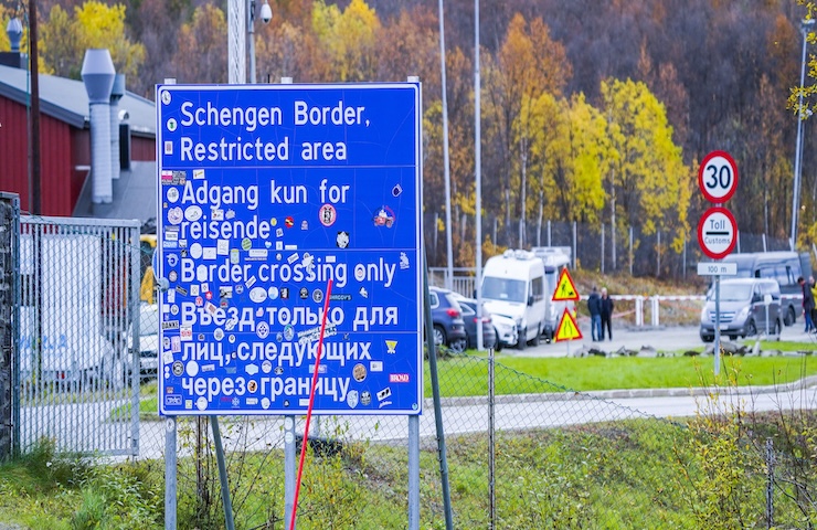 Un cartello che segnala il confine tra la Norvegia e la Russia, a Kirkenes, in Norvegia