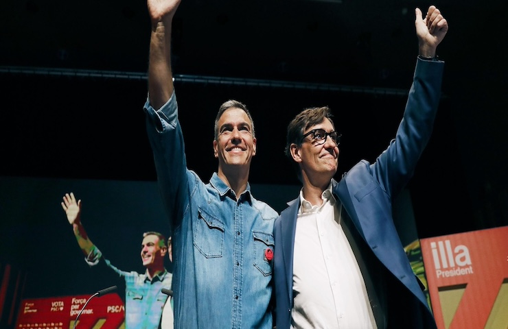 Il primo ministro spagnolo Pedro Sánchez (a sinistra) e il candidato Socialista in Catalogna Salvador Illa durante un evento elettorale