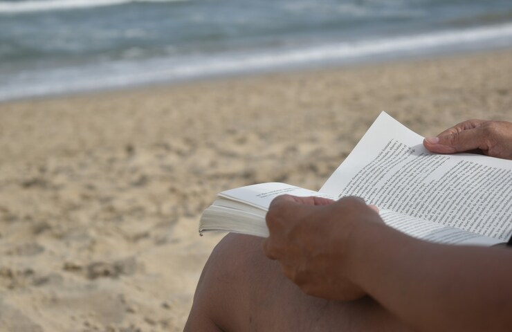 persona legge al mare