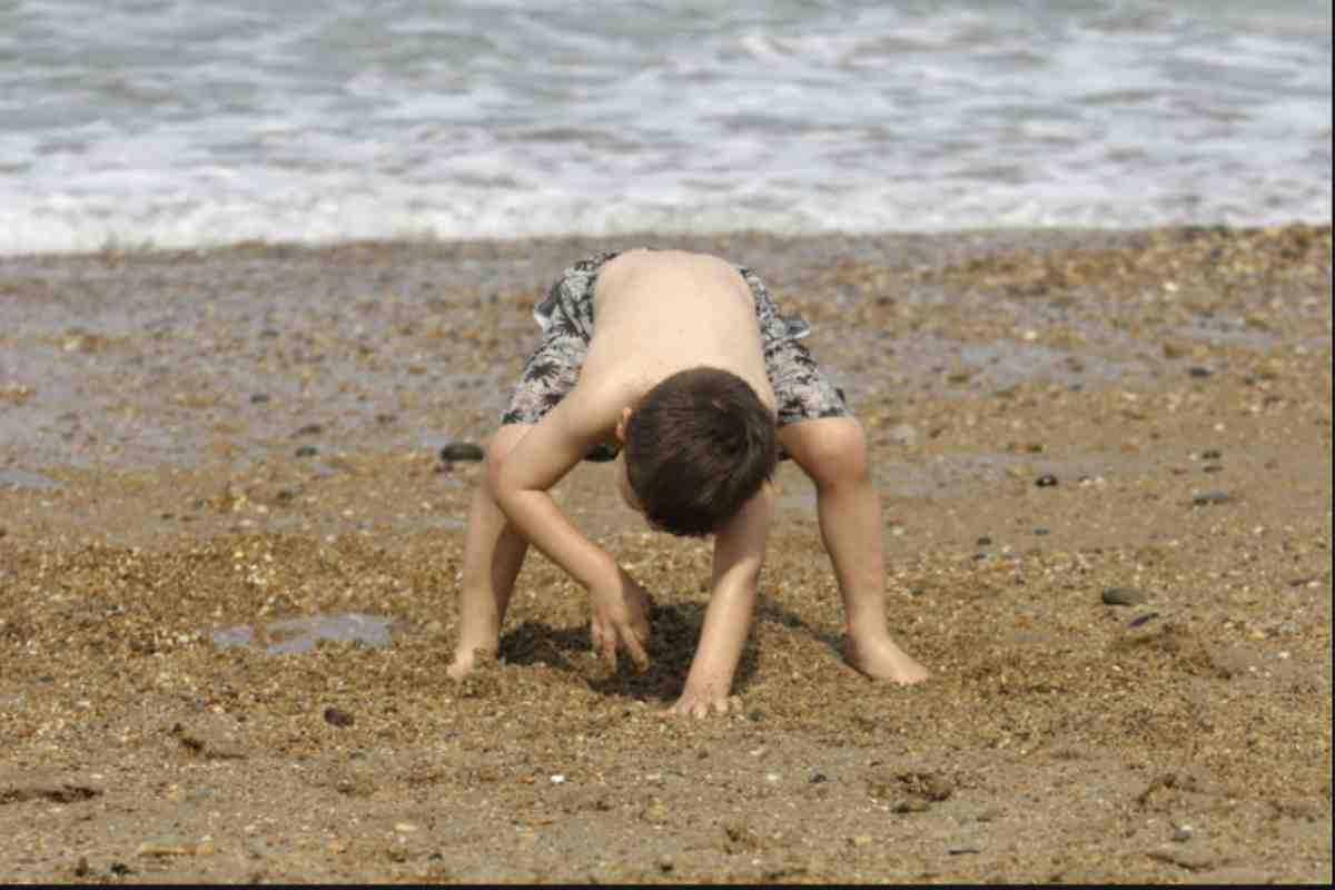 Fare buche sulla spiaggia