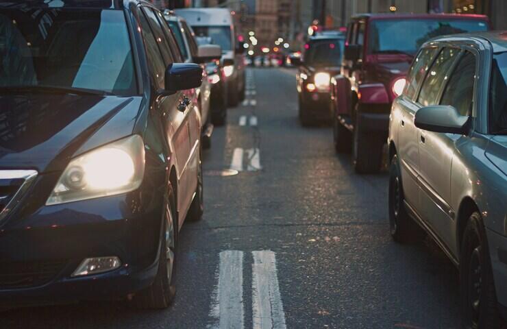 auto incolonnate in strada